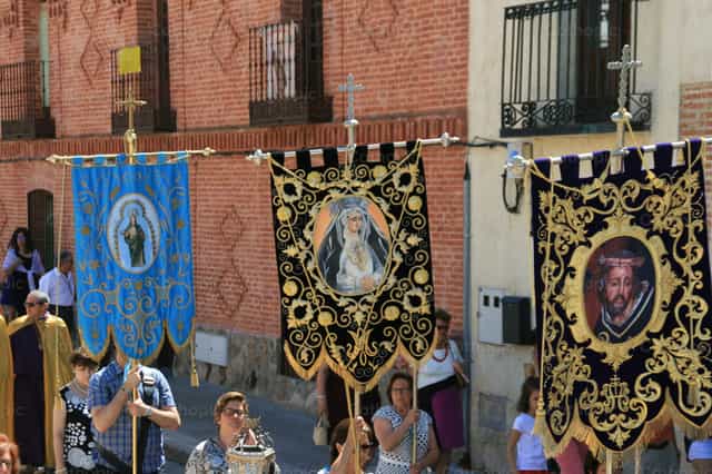 Procesión con estandartes en Corpus Christi - Banco de imágenes católicas