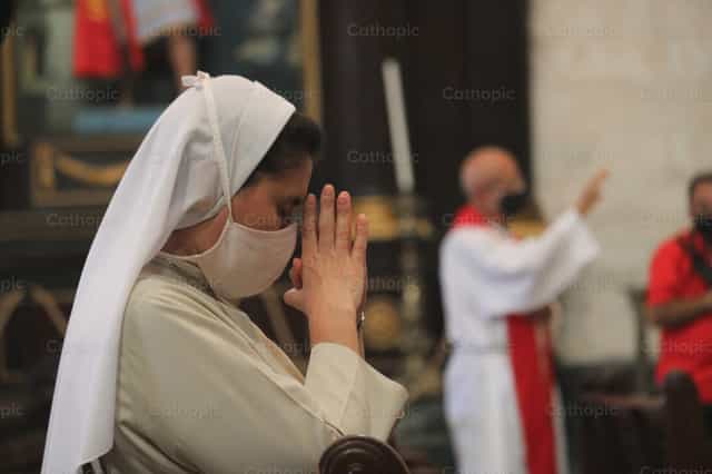 Pagdarasal para sa Simbahan - Mga Catholic stock image