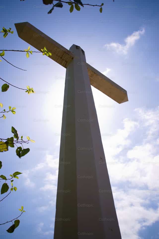 Sonne hinter dem Kreuz - Katholische Stockfotos