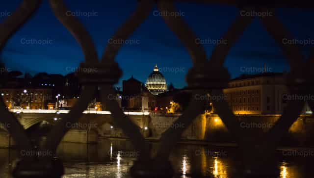 Vista de Roma en la noche - Banco de imágenes católicas