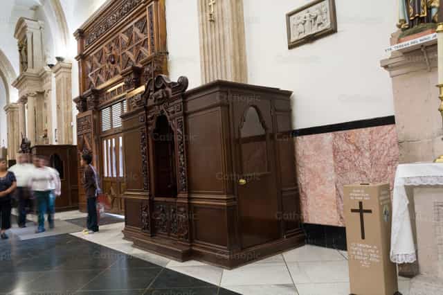Confesionario tallado a mano - Banco de imágenes católicas