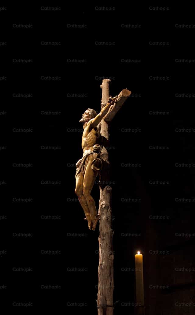 Crucifijo de madera - Banco de imágenes católicas