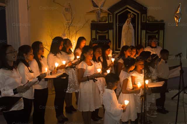 Coro de ninos con velas - Banco de imágenes católicas - Fotografía por Carlos Daniel
