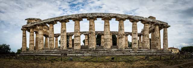 Arquitetura românica - Imagens católicas de stock