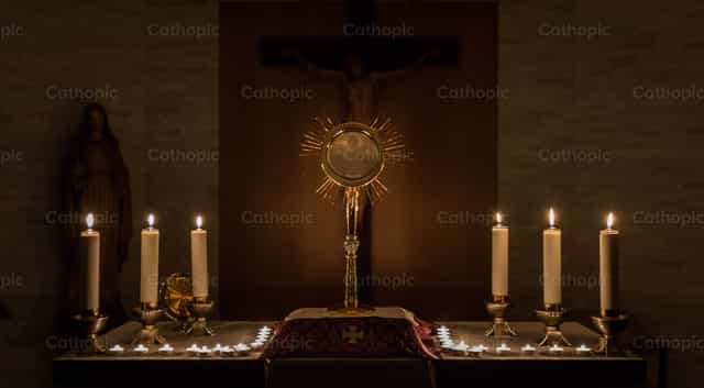 Adoration eucharistique, un temps au ciel - Images catholiques de stock - Photo de Moisés Becerra