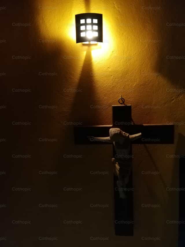 Cristo roto - Banco de imágenes católicas - Fotografía por Alonso Torres