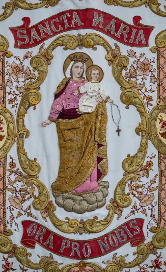 Stendardo ricamato raffigurante la Vergine Maria e il Bambino - Immagini stock cattoliche
