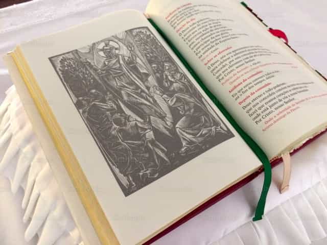 Mszał na liturgię dnia - Katolickie zdjęcia stockowe