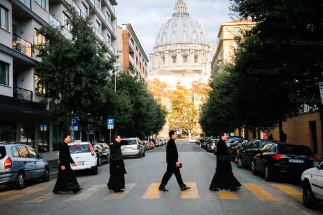 Sacerdocio a lo Beatle - Banco de imágenes católicas