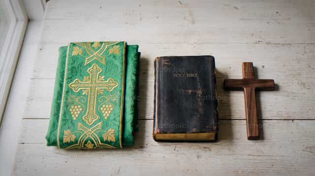 Sierlijke groene en zwarte Bijbels met houten kruis - Katholieke stockfoto's - Foto door Enma Bastidas