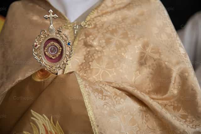 Priest carrying a relic - Catholic stock images - Photo by Carolina BR