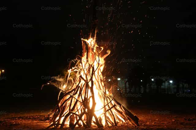 Auferstehungsfeuer Osternacht - Katholische Stockfotos - Foto von Consuelo Garcia Faure