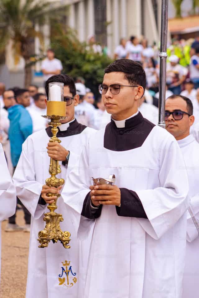 Séminaristes pendant la procession d'entrée - Images catholiques de stock
