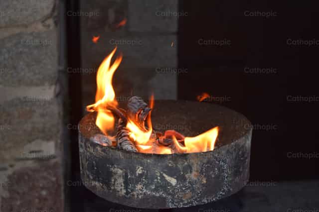 Easter Fire - Catholic stock images - Photo by Diócesis Urgell