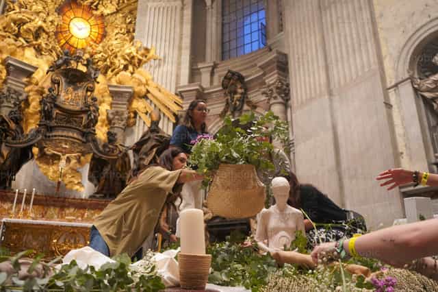 Décorer un autel - Images catholiques de stock - Photo de Lupe Belmonte