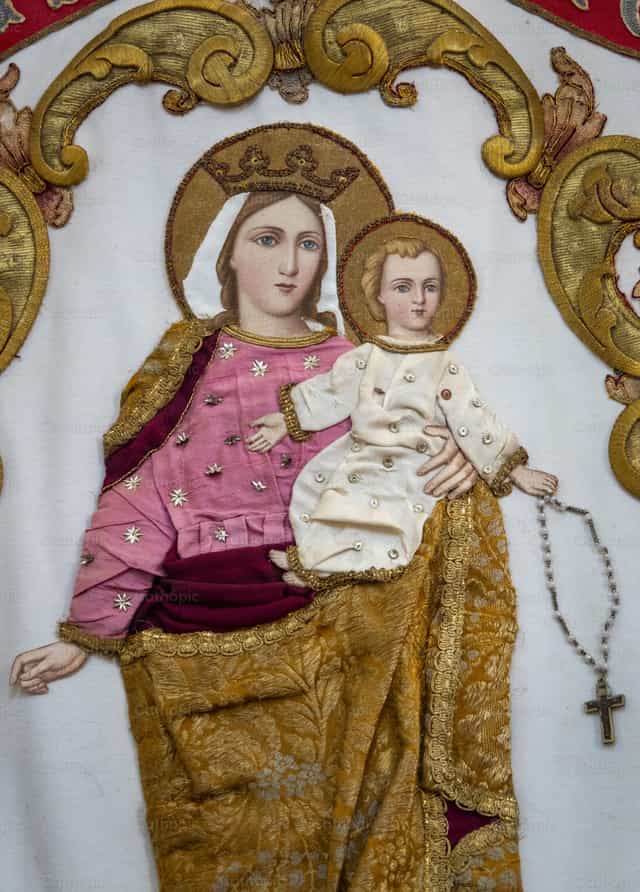 Haftowany baner przedstawiający Matkę Bożą i Dzieciątko - Katolickie zdjęcia stockowe