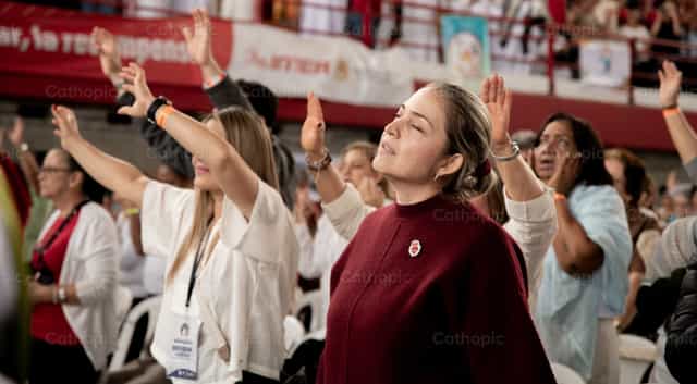 En un espíritu de oración - Banco de imágenes católicas - Fotografía por Carolina BR