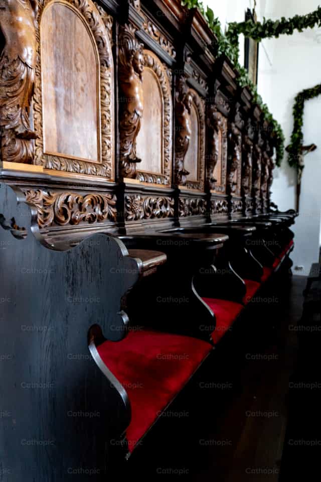 Puestos del coro - Banco de imágenes católicas - Fotografía por Jakov Pleše