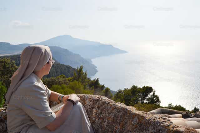Religious contemplating the landscape - Catholic stock images - Photo by Vanesa Guerrero, rpm