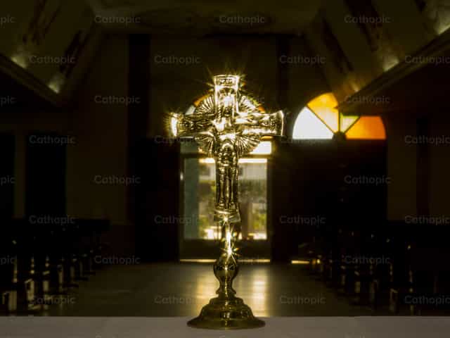 Crucifijo dorado sobre el altar - Banco de imágenes católicas