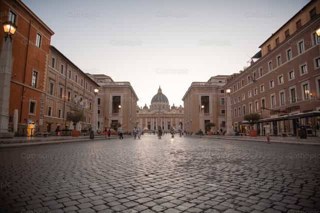 El Vaticano vista desde la entrada en el atardecer - Banco de imágenes católicas - Fotografía por Yandry Fernández Perdomo