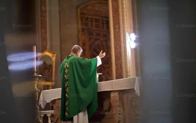Sacerdote celebrando misa - Banco de imágenes católicas