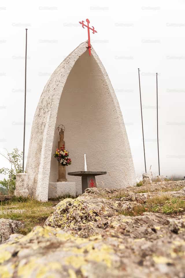 Capilla en un monte del camino de Santiago - Banco de imágenes católicas