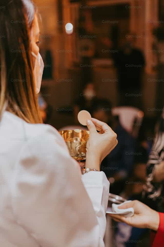 Distribution de l’Eucharistie - Images catholiques de stock