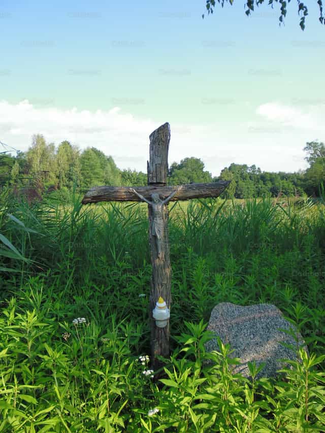 Krzyż na polu - Katolickie zdjęcia stockowe