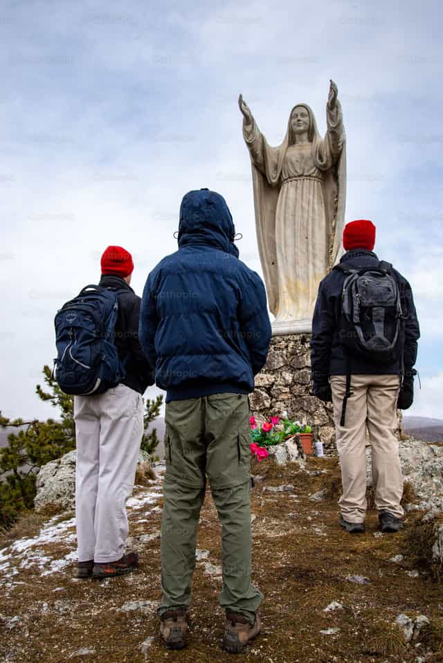 Maria en la Montaña - Banco de imágenes católicas