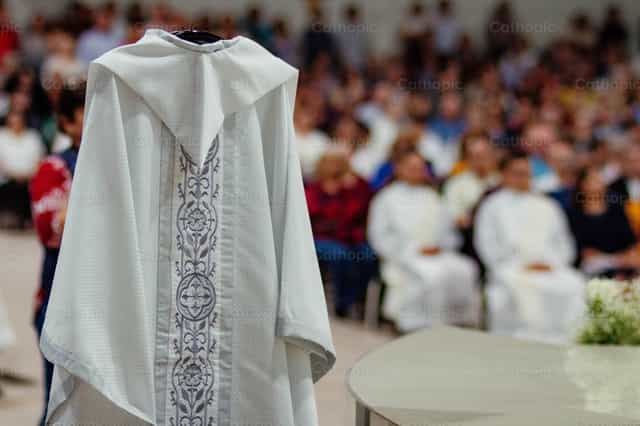 Casulla Ordenación Sacerdotal - Banco de imágenes católicas