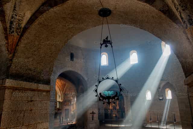 Luz entrando na catedral - Imagens católicas de stock