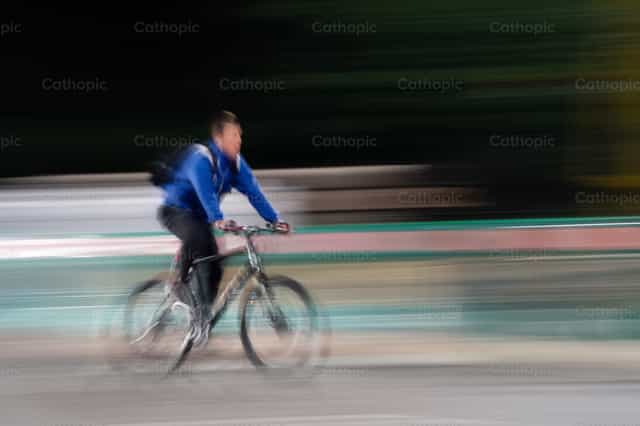 Bicicleta e velocidade - Imagens católicas de stock