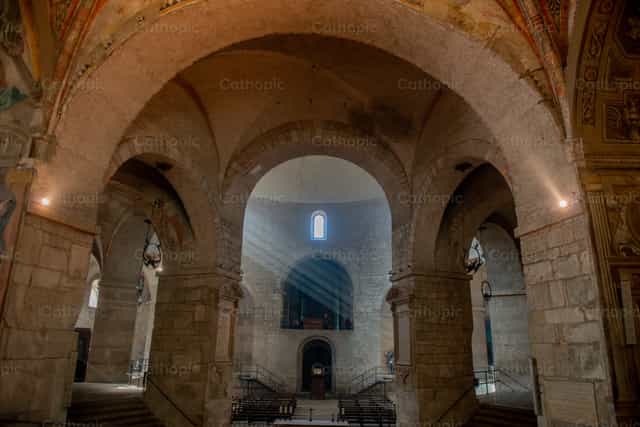 Light entering the cathedral - Catholic stock images - Photo by Pierluigi Palazzi