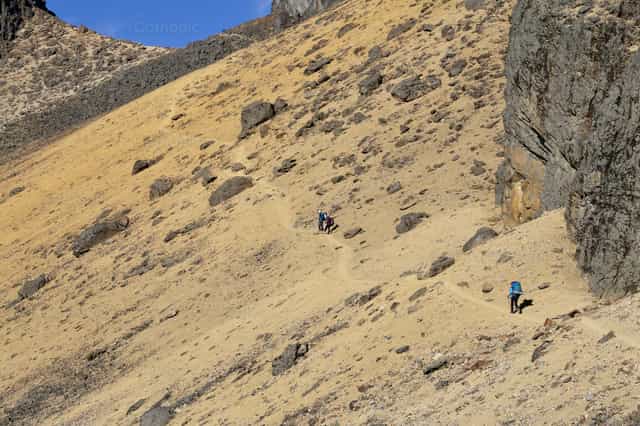 Escalando la montaña - Banco de imágenes católicas