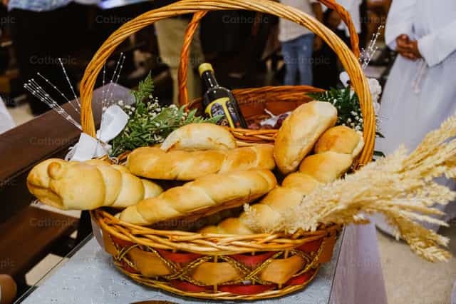 Kosz chleba jako symbol Chleba Życia - Katolickie zdjęcia stockowe