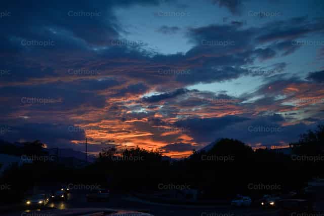 Precioso horizonte mientras se pone el sol - Banco de imágenes católicas