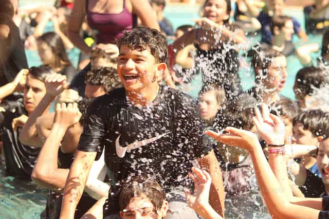 Diversión en la piscina - Banco de imágenes católicas - Fotografía por Thácio Leite