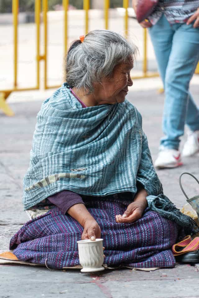 Femme dans la rue - Images catholiques de stock