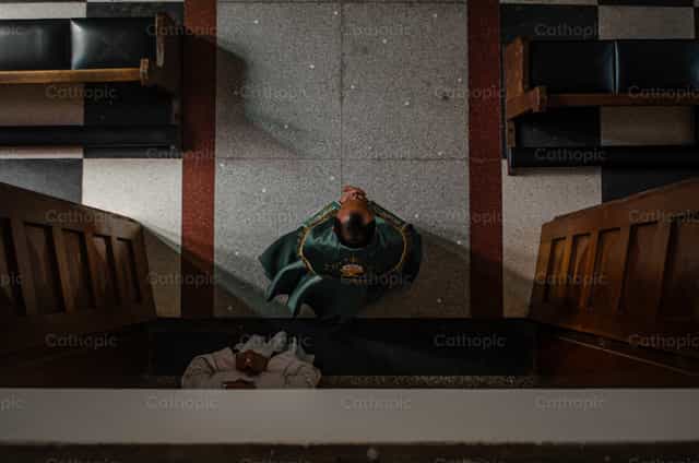 Sacerdote entrando en el rito de la Puerta Santa - Banco de imágenes católicas - Fotografía por Paul Urdaneta
