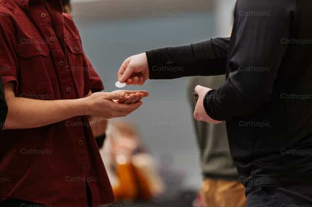 Recibir la Sagrada Comunion en Misa - Banco de imágenes católicas - Fotografía por Luke Miller