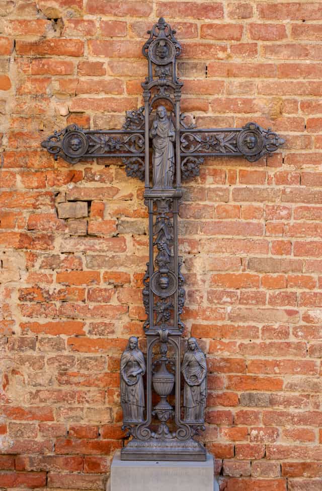 Verzierter Eisenkruzifix vor einer alten Ziegelmauer in Pontorme, Empoli. - Katholische Stockfotos - Foto von Antonio Gravante