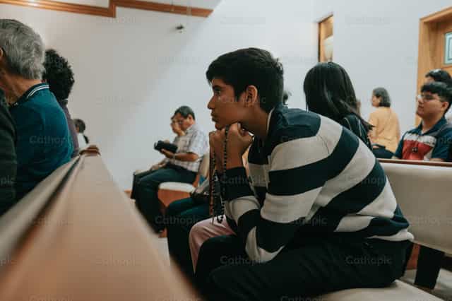 Rezando el Rosario - Banco de imágenes católicas