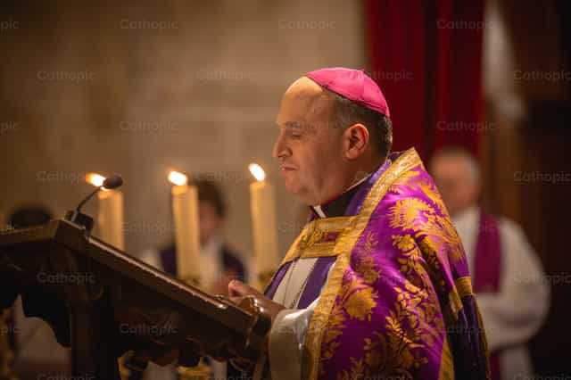 Arzobispo de Santiago de Compostela dice homilia - Banco de imágenes católicas