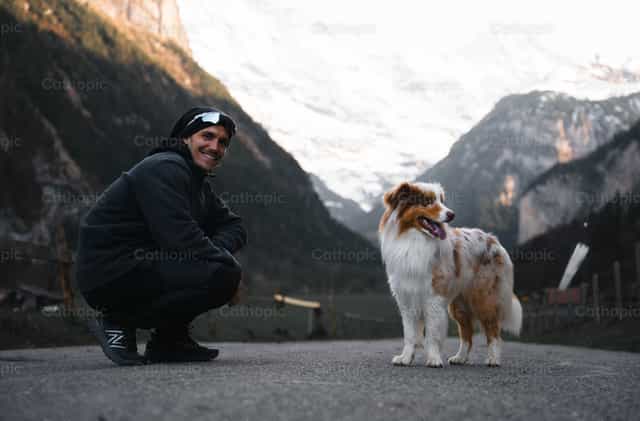 Joven con su mascota - Banco de imágenes católicas - Fotografía por Santiago de la Hoz