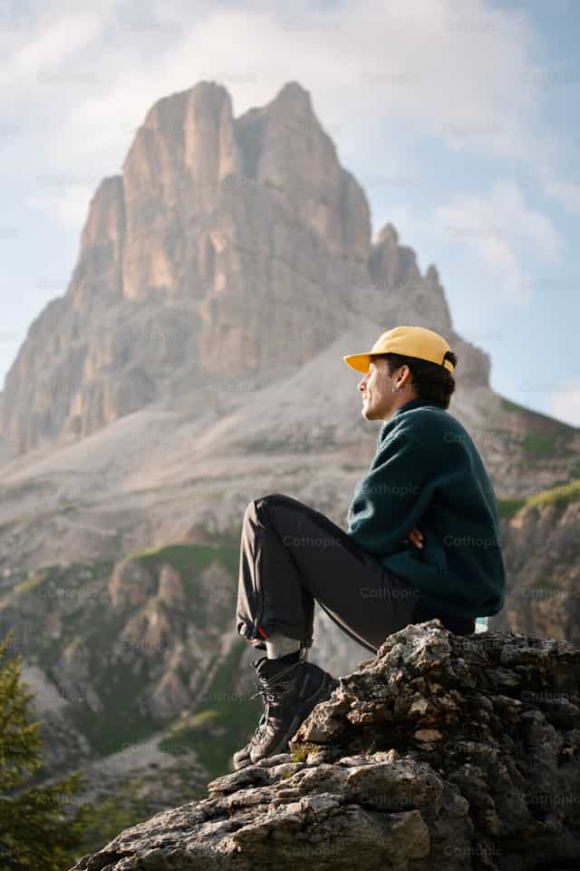 Hombre contemplando en la cima de las Dolomitas - Banco de imágenes católicas