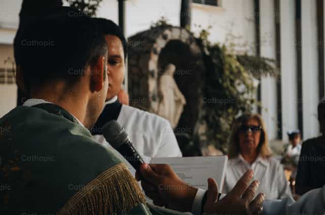 Sacerdote en el rito de la Puerta Santa - Banco de imágenes católicas - Fotografía por Paul Urdaneta