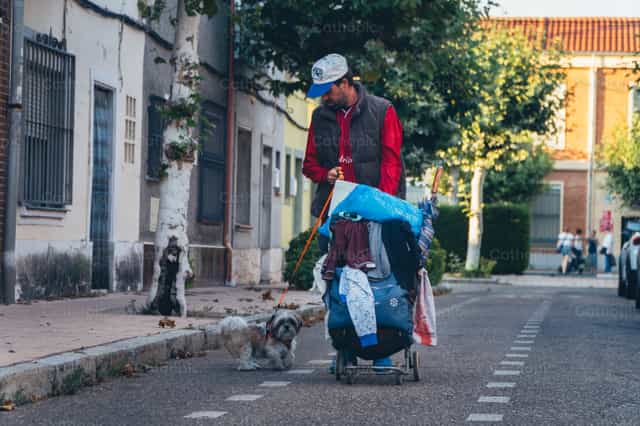 Hombre pobre y sin hogar - Banco de imágenes católicas