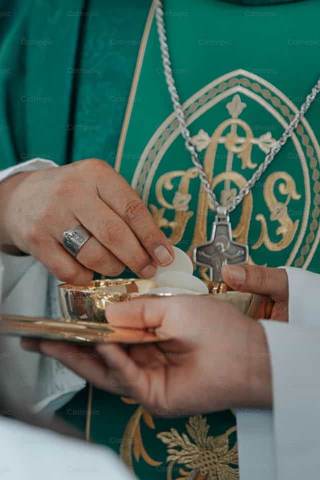 Sagrada Comunion - Banco de imágenes católicas