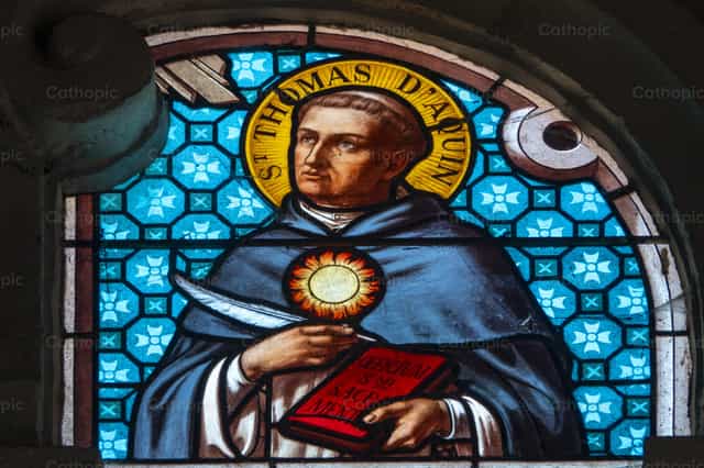 Gebrandschilderd glas met Sint Thomas van Aquino - Katholieke stockfoto's - Foto door Joan Sutter